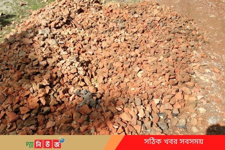 সড়ক সংস্কারে নিম্নমানের নির্মাণসামগ্রী ব‍্যবহারের অভিযোগ  