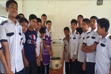 রান্না শিখছে শিক্ষার্থীরা