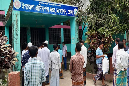 করোনা সংকটঃ চরফ্যাসনে খামারিদের মাঝে গো-খাদ্য বিতরণ