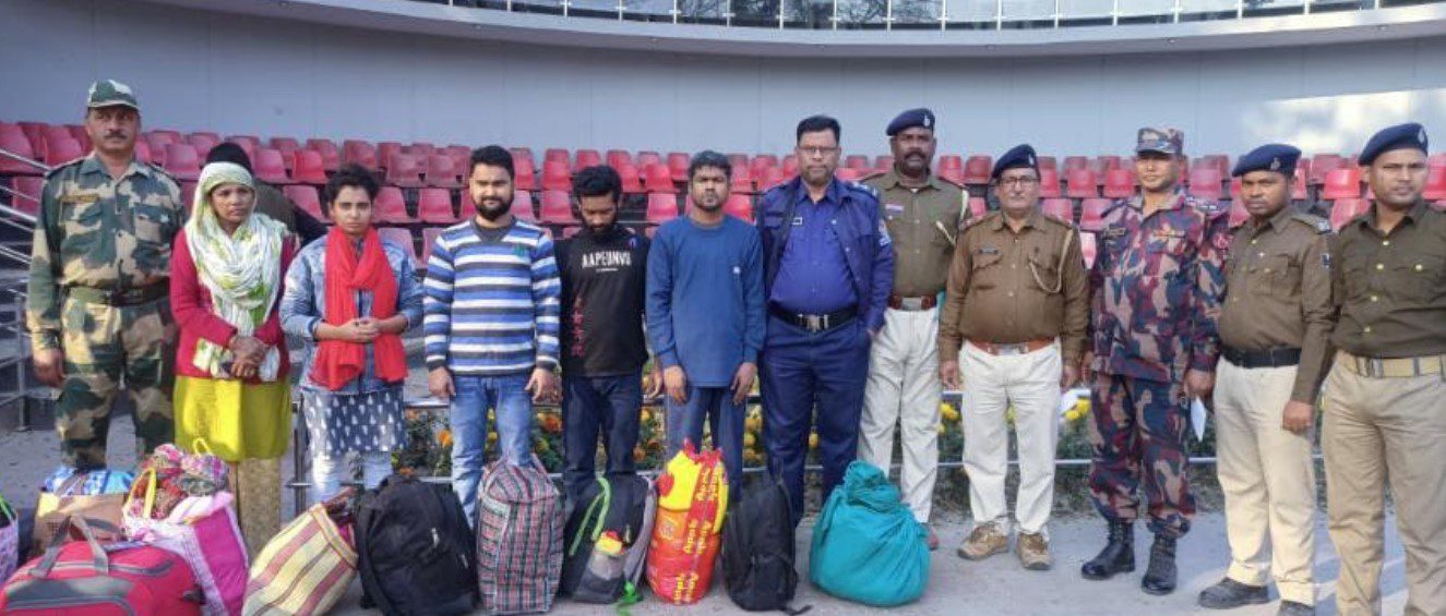 ভারতে জেল খেটে বেনাপোল হয়ে দেশে ফিরল তিন যুবক ও দুই যুবতী