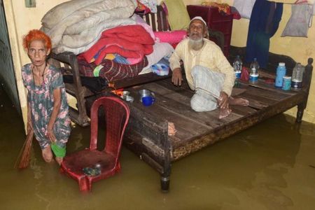 টানা বর্ষণে চট্টগ্রামে জলাবদ্ধতা, খেটেখাওয়া মানুষের কষ্ট বাড়ছে