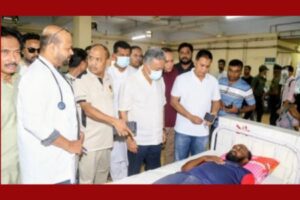 শিপইয়ার্ড দুর্ঘটনায় আহত-অসুস্থদের খোঁজ নিতে হাসপাতালে অর্থমন্ত্রী