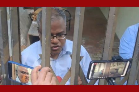 চুয়েটে ২১ ঘণ্টা ধরে অবরুদ্ধ উপাচার্য, বন্ধ একাডেমিক কার্যক্রম