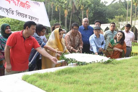 জাতীয় কবির সমাধিতে সংস্কৃতি প্রতিমন্ত্রীর শ্রদ্ধা নিবেদন