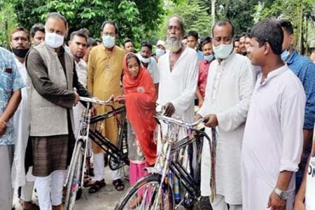 পঞ্চগড়ের ভিক্ষুক শিশুর পরিবারকে উপহার দিলেন তথ্যমন্ত্রী