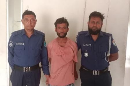 ডাসারে কলেজে চুরি করতে এসে ধরা পড়লো চোর