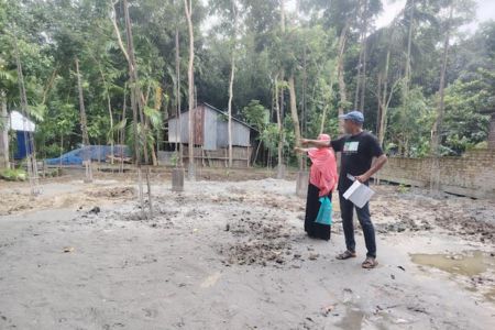 মাদারীপুরে ফুফুর সরলতার সুযোগে জমি লিখে নেওয়ার অভিযোগ