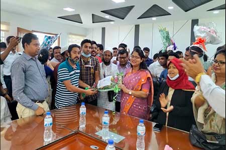 ইউএনও কে ডাসার প্রেসক্লাবের ফুলেল শুভেচ্ছা