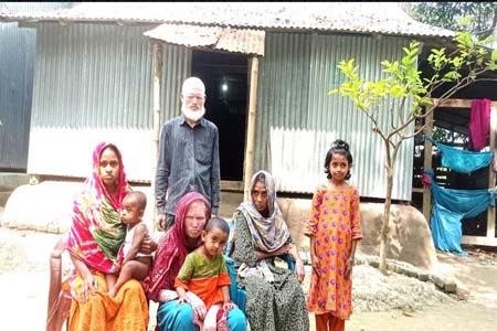 ডাসারে দুই প্রতিবন্ধী ভাইবোনের বেঁচে থাকার সংগ্রাম কাঁধে সংসারের ভার 