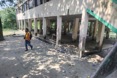 ডাসারে ঝুঁকিপূর্ণ ভবনে পাঠদান, আতঙ্কে শিক্ষক-শিক্ষার্থীরা
