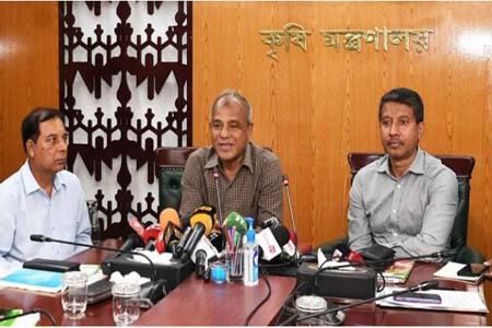 বাম্পার ফলন আশা করছেন কৃষি উপদেষ্টা