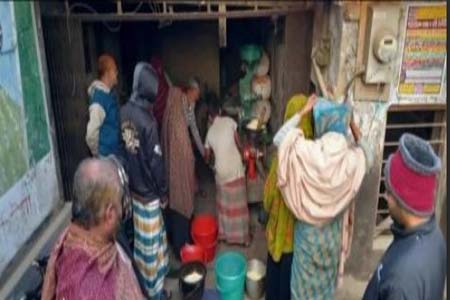 পাইকগাছায়  কুমড়া বড়ি তৈরীর করতে মিশ্রণ মেশিনে উপচে পড়া ভীড় 