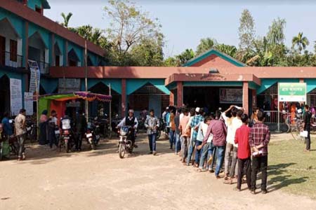 ফুলবাড়ীতে মৃত ব্যক্তির নামে চাল