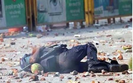 পুলিশকে পিটিয়ে হত্যা