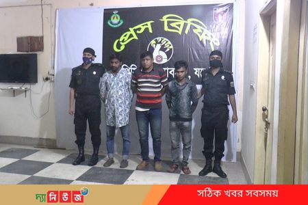 ছিনতাইয়ের প্রস্তুতিকালে অস্ত্র গুলিসহ তিন জন আটক