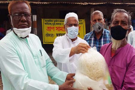 ধামইরহাটে স্বপ্নচূড়া ফাউন্ডেশনের উদ্যোগে ৬০টি পরিবারে ত্রান সামগ্রী বিতরণ