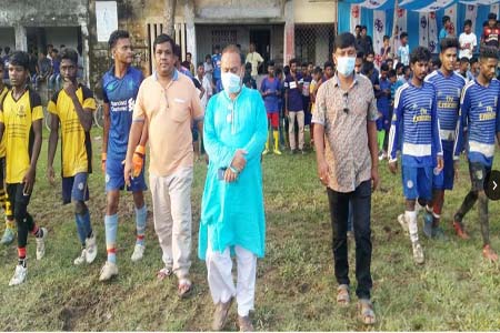 ধামইরহাটে আদিবাসী ইউনাটেড ক্লাবের উদ্যোগে ফুটবল প্রতিযোগিতা