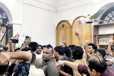 ঢাবির শহীদুল্লাহ হলে ছাত্রদল-শিবিরের হাতাহাতি, পাল্টাপাল্টি অভিযোগ