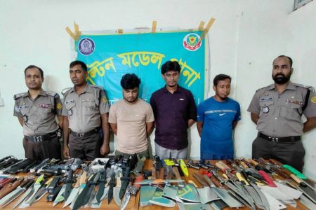 মতিঝিলে ৪৬৪ দেশীয় অস্ত্রসহ ৩ বিক্রেতা গ্রেফতার