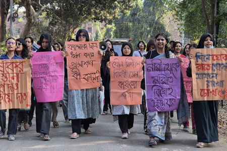 জাহাঙ্গীরনগর বিশ্ববিদ্যালয়ে নির্যাতন–ধর্ষণের বিচার দাবিতে ছাত্রীদের বিক্ষোভ