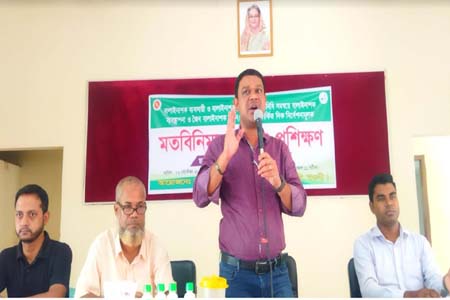 ধামইরহাটে বালাইনাশক বিক্রেতা ও কোম্পানী প্রতিনিধিদের সাথে কৃষি বিভাগের মত বিনিময় সভা