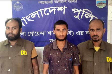ধামইরহাটে ডিবি পুলিশের অভিযানে ফেন্সিডিল এক মাদক ব্যবসায়ী আটক