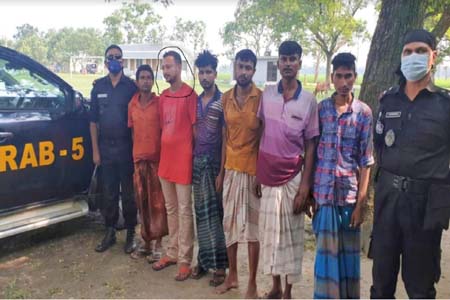 ধামইরহাটে মাদক সেবনকালে কথিত সাংবাদিক সাজু খন্দকারসহ আটক-০৬