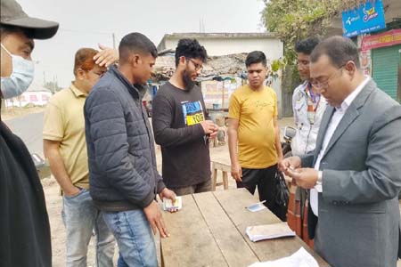 ধামইরহাটে সড়কে শৃঙ্খলা ফেরাতে সড়ক পরিবহন আইনে মোবাইল কোর্ট