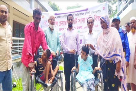 ধামইরহাটে সুবর্ণ নাগরিকদের মাঝে হুইল চেয়ার ও স্মার্ট সাদাছড়ি বিতরণ