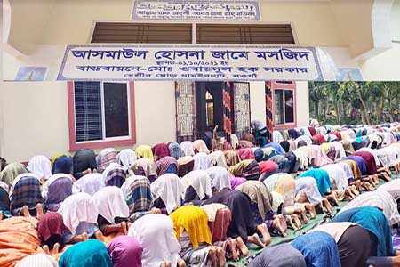 ধামইরহাটে মসজিদের উদ্বোধনে নামাজ পড়লেন হাজারো মুসল্লি