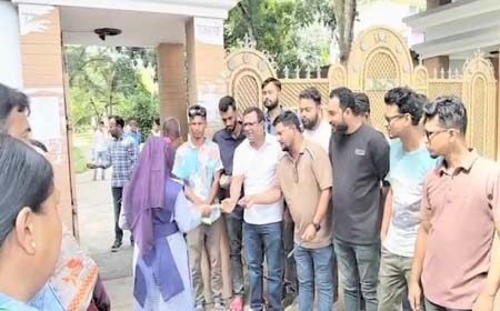 পরীক্ষার্থীদের পাশে জেলা ছাত্রদল