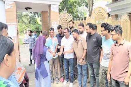 পরীক্ষার্থীদের পাশে জেলা ছাত্রদল
