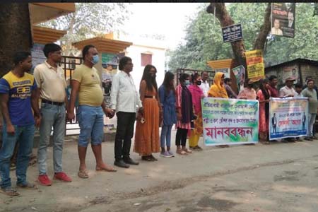 যাত্রাপালা বন্ধের প্রতিবাদে মানববন্ধন
