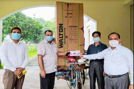 দিনাজপুর করোনার নমুনা সংরক্ষরণের জন্য রেফ্রিজারেটর প্রদান জেলা প্রশাসকের