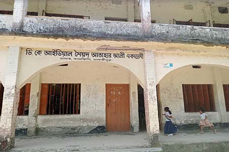 ডাসারে হাইস্কুলের ঝুঁকিপূর্ণ  ভবনে চলছে শিক্ষকের কিন্ডারগার্টেন বাণিজ্য 
