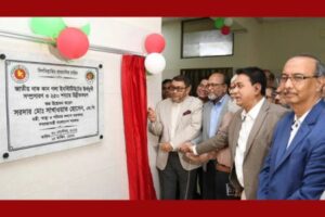 চিকিৎসকরা বহু সীমাবদ্ধতার মাঝেও দিনরাত সেবা দিয়ে যাচ্ছেন – স্বাস্থ্যমন্ত্রী