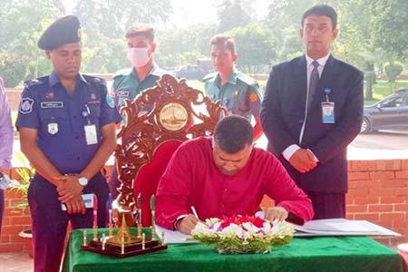 সাভার জাতীয় স্মৃতিসৌধে বীর শহীদদের প্রতি ভারতীয় বিদায়ী হাইকমিশনারের শ্রদ্ধা