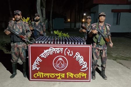 বেনাপোল দৌলতপুর সিমান্ত এলাকায় বিজিবির অভিযানে ২২০ বোতল ল্যাবোরেট সিরাপ উদ্ধার 