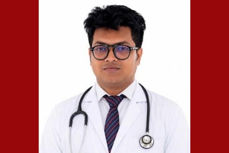 চিকিৎসায় দক্ষতা ও আন্তরিকতায় ঝিকরগাছায় প্রশংসিত ডা. হাসান আরিফুর রহমান