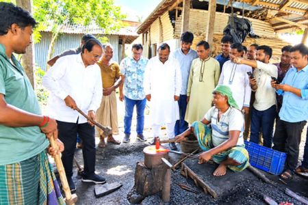 দুর্যোগ ব্যবস্থাপনা ও ত্রাণমন্ত্রীর লালমনিরহাটে কামার পল্লী পরিদর্শন