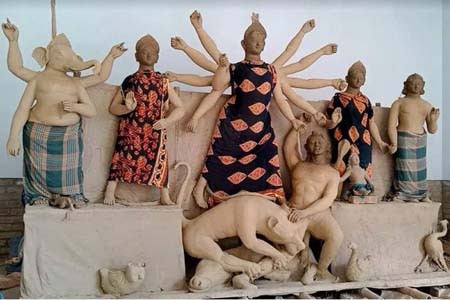শার্শা-বেনাপোলে চলছে প্রতিমা তৈরি