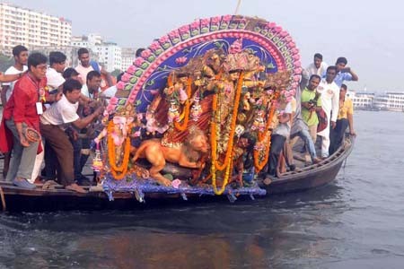 আজ বিসর্জনের মধ্য দিয়ে শেষ হবে শারদীয়া দুর্গোৎসব