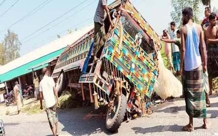 ভুটভুটি ও সাইকেল আরোহীর মুখোমুখি সংঘর্ষে