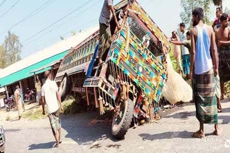 ভুটভুটি ও সাইকেল আরোহীর মুখোমুখি সংঘর্ষে