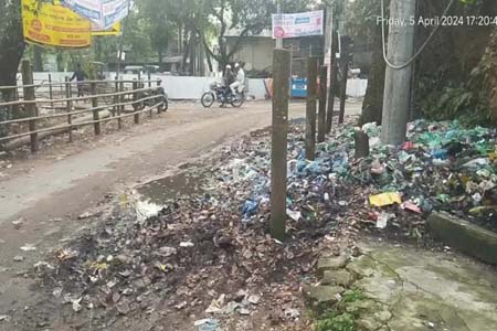 বিদ্যালয়ের পাশে ময়লার স্তূপ