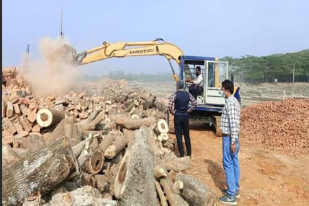 লক্ষ্মীপুরে অবৈধ ইটভাটায় প্রশাসনের অভিযান  নগদ অর্থ জরিমানাসহ ভাঙলেন টিনের চিমনি!