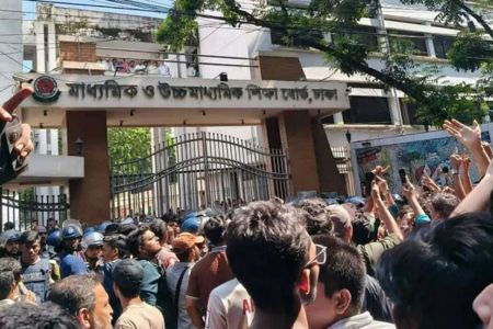 ঢাকা বোর্ড ঘেরাও শিক্ষার্থীদের