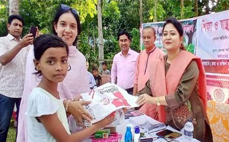 শিক্ষার্থী পেলো শিক্ষা উপকরণ
