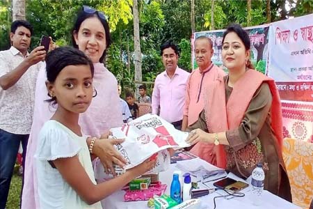 শিক্ষার্থী পেলো শিক্ষা উপকরণ
