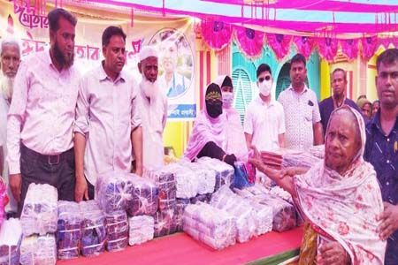 ঈদের পোশাক বিতরণ